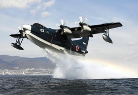 翼から吹き出す空気で揚力を得ながら離水するUS-2型救難飛行艇=兵庫県・芦屋浜沖(新明和工業提供)