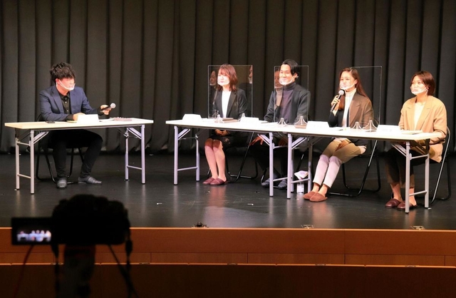 撮影機器を前に、地方創生を語り合う若手社員たち=淡路市野島大川