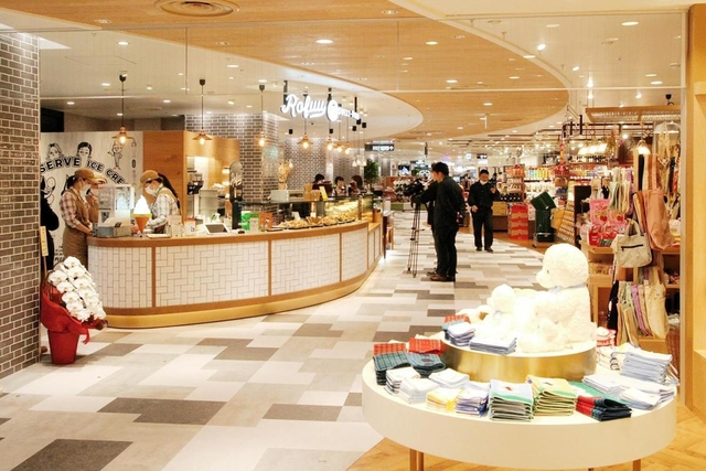 昨年3月に改装オープンした「モンテメール」=芦屋市船戸町1