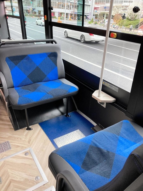 タータン柄の4人席が後方にある