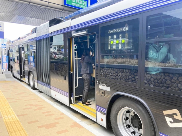 全長18メートル。ドアは三つあるポートループ=神戸市中央区