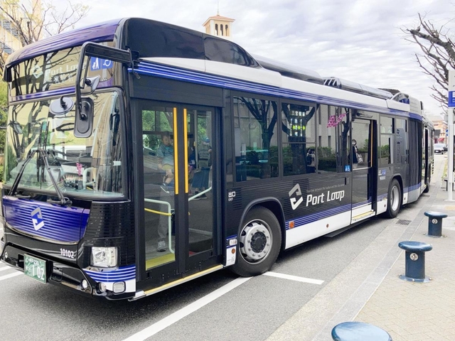 長い車体が目を引くポートループ=神戸市中央区