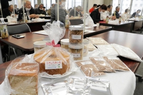 シフォンケーキやパン、コーヒー風味の麦湯などの加工品が紹介された意見交換会=加古川市加古川町寺家町、兵庫県加古川総合庁舎