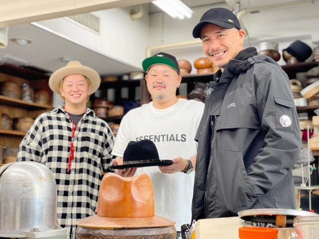 男性用帽子販売10周年を記念した商品を企画したヴィッセル神戸の元選手、近藤岳登さん(右)ら(マキシン提供)