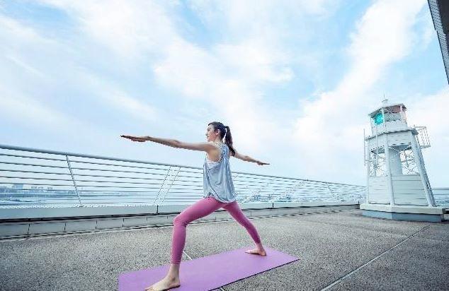 海を臨みながらの「灯台ヨガ」(神戸メリケンパークオリエンタルホテル提供)