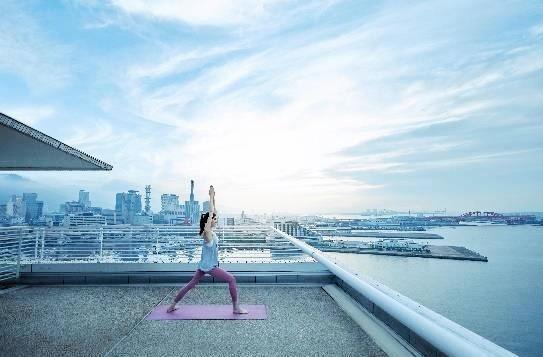 海を臨みながらの「灯台ヨガ」(神戸メリケンパークオリエンタルホテル提供)