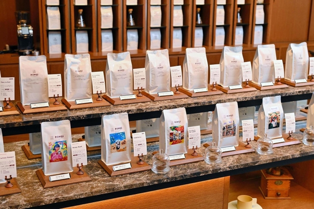 21日から販売を始める21種類のレギュラーコーヒー豆(UCCホールディングス提供)