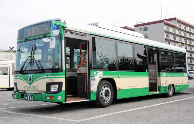 自動車教習所の無料送迎バスを代替する阪神バスの車両(同社提供)