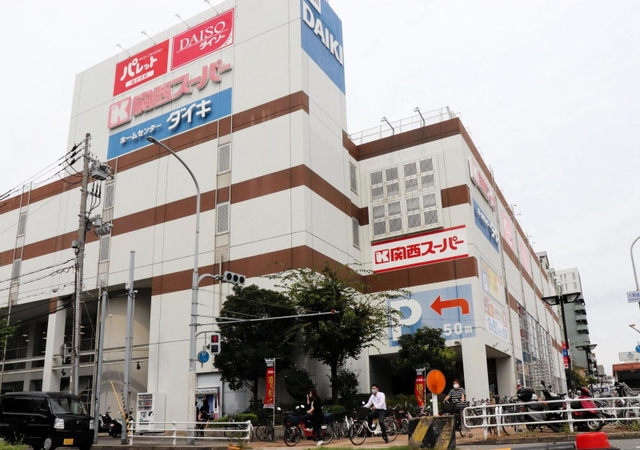 関西スーパーの店舗が入る複合商業ビル=神戸市兵庫区水木通7