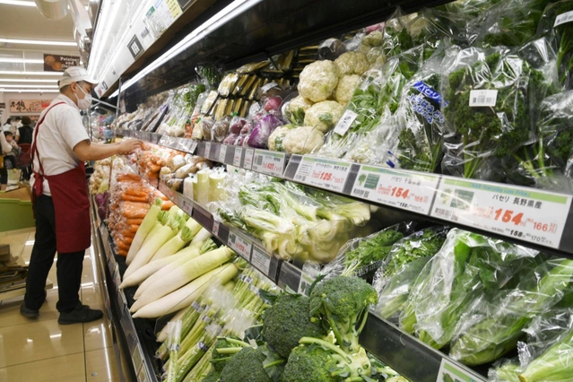 横浜市のオーケー本社ビルに併設する店舗=15日