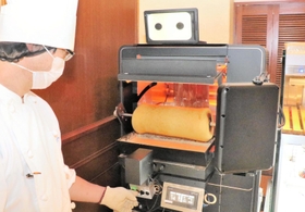 「セセシオン コンディトアアテリエ」の山上崇製菓主任に弟子入りしている「テオ」=神戸市中央区東川崎町1、神戸にしむら珈琲店ハーバーランド店