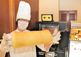 「セセシオン コンディトアアテリエ」の山上崇製菓主任に弟子入りしている「テオ」=神戸市中央区東川崎町1、神戸にしむら珈琲店ハーバーランド店