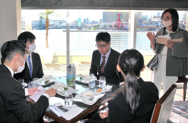 六甲山で食べる朝食メニューについて最終調整する流通科学大学の学生ら=神戸市中央区波止場、同ホテル