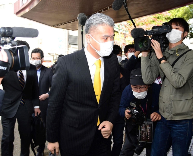 株主総会に出席するオーケーの二宮涼太郎社長(中央)=29日午前、伊丹市中央6、伊丹シティホテル(撮影・坂井萌香)