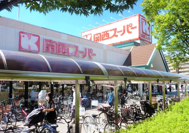 買い物客でにぎわう関西スーパーマーケットの大社店=9月20日、西宮市大社町
