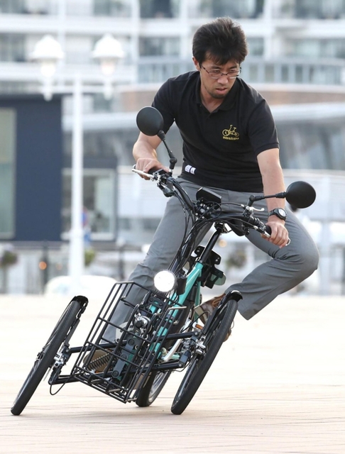 川崎重工業が開発した電動三輪車「ノスリス」=7月、神戸市中央区波止場町(撮影・小林良多)