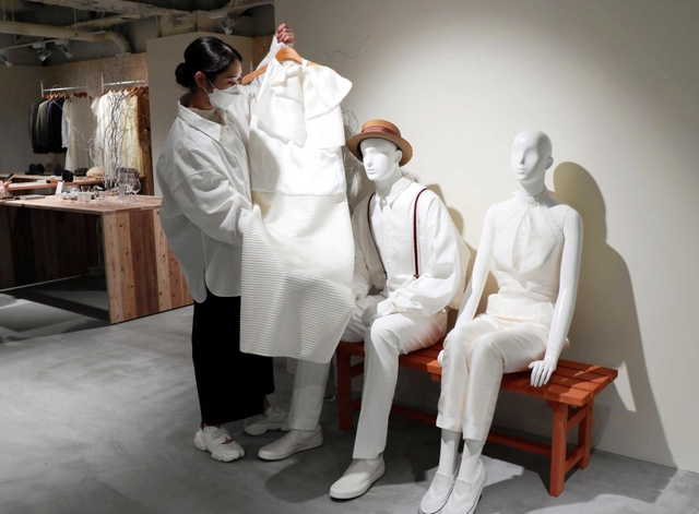 日常でも着られる婚礼衣装などを提案する=神戸市中央区元町通1