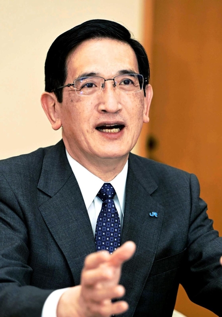 三ノ宮駅ビルについて展望を話すJR西日本の長谷川一明社長=大阪市北区(撮影・中西幸大)