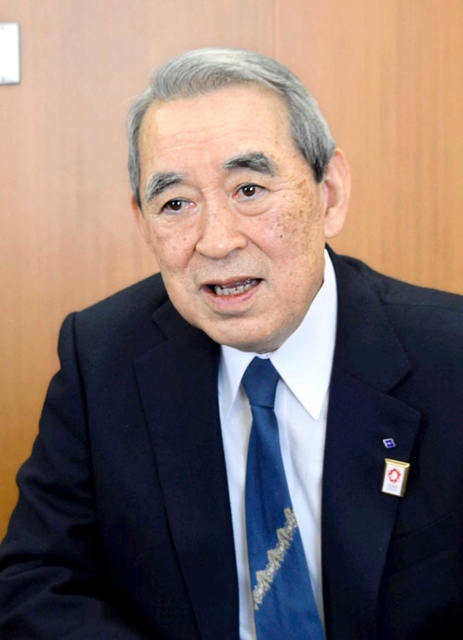 インタビューに応じる関経連会長(関西3空港懇座長)の松本正義氏=大阪市北区中之島6