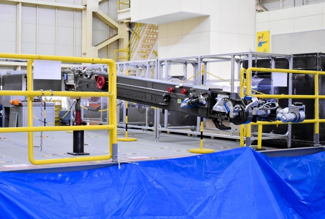 原子炉格納容器内の詳細な情報を調査し、デブリの回収を行うロボットアーム=神戸市兵庫区和田崎町1、三菱重工業神戸造船所