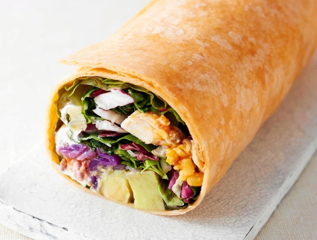 「トルティーヤのサラダ恵方巻き」(同社提供)