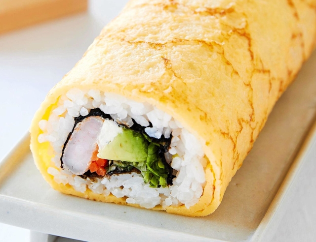 「野菜と愉しむ 海老とアボカドの福恵方巻き」(同社提供)