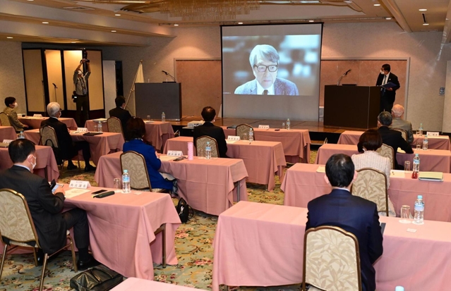 「会社のあり方」についてリモートで講演する岩井克人・国際基督教大特別招聘教授=8日午前、大阪市北区(撮影・中西幸大)