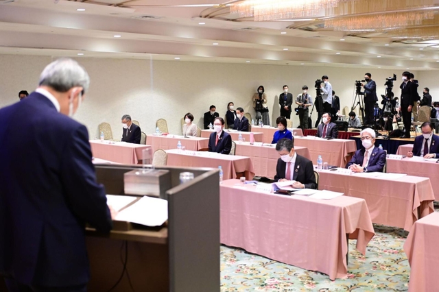 冒頭で、関西経済の課題など問題提起を行う松本正義関西経済連合会会長に聞き入る参加者=8日午前、大阪市北区(撮影・中西幸大)