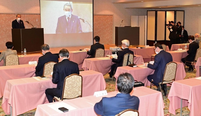 冒頭で、関西経済の課題など問題提起を行う松本正義関西経済連合会会長=8日午前、大阪市北区(撮影・中西幸大)