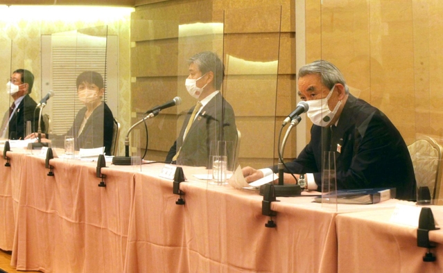 「来年こそは京都開催を」と話した(右から)関西経済連合会の松本正義会長、関西経済同友会の古市健代表幹事ら=大阪市北区(撮影・大盛周平)