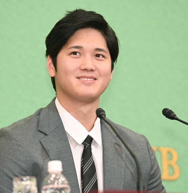 記者会見に臨む大谷翔平=2021年11月15日、東京・日本記者クラブ
