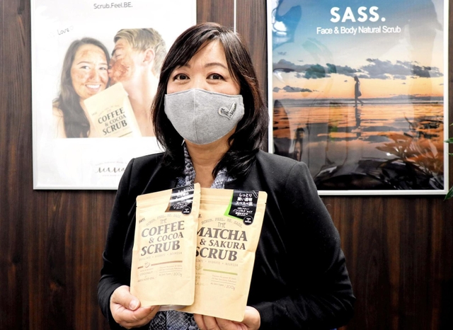 スクラブを手にするMAM&d.の吉田多鶴子社長=神戸市中央区御幸通4