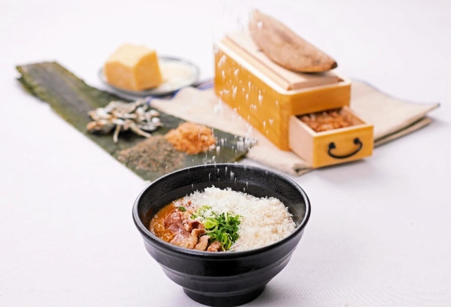 チーズカレーおだしうどん専門店「EN」の料理(阪急阪神ビルマネジメント提供)