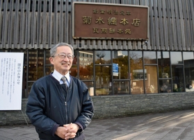 約150年の歴史に幕を下ろす菊水総本店。「お客さんにも私たちにも、たくさんの思い出がある」と話す代表の堀木利則さん=神戸市中央区多聞通3