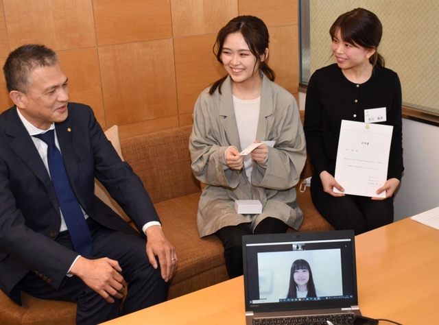 任命式後に意見を交わす(左から)長田一郎社長と八木くるみさん、石川実奈さん。画面は池内風佳さん=神戸市東灘区向洋町中、ホロニック