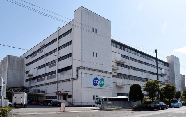 2025年3月末で稼働を終了するコープこうべの六甲アイランド食品工場=神戸市東灘区向洋町西2