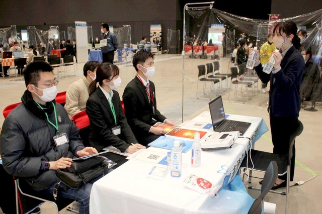 合同企業説明会で採用担当者の説明を聞く学生ら=3月、姫路市神屋町、アクリエひめじ