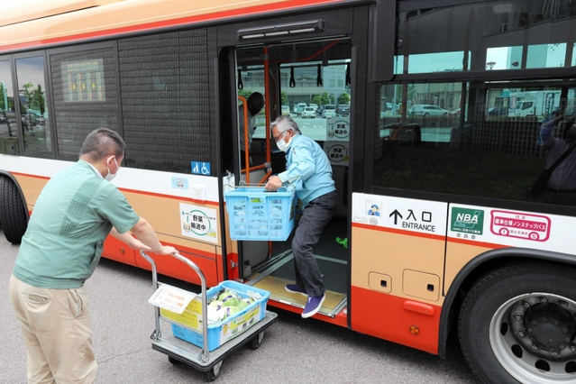 「貨客混載」で人と野菜を運ぶ路線バス=三田市川除