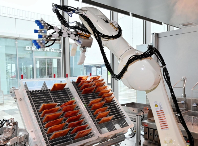 調理場でレトルト食品を調理する産業用ロボット=東京都大田区羽田空港1(川崎重工業提供)