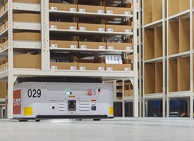 棚を下から持ち上げて運ぶ小型無人搬送ロボット「ラックル」(モノタロウ提供)