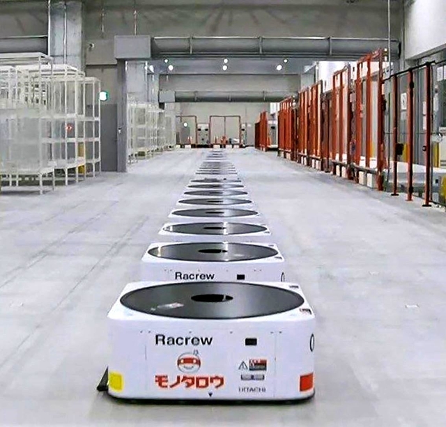 猪名川の物流拠点に導入された小型無人搬送ロボット「ラックル」(モノタロウ提供)