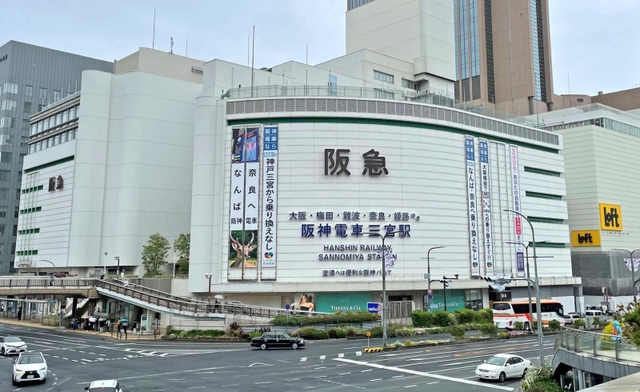 神戸阪急の本館(中央)と新館(右端)=神戸市中央区小野柄通8