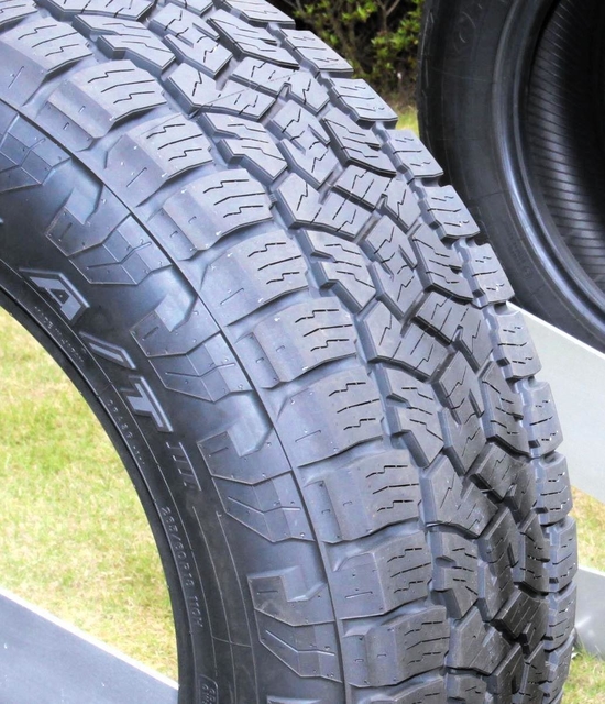 凹凸のパターンをジグザグに配した「A/T3」。舗装路向けより、溝を増やして悪路での走行性能を高めた=愛知県豊田市、アウトドア施設「さなげアドベンチャーフィールド」