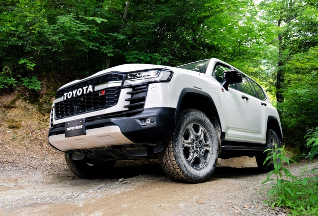 「A/T3」を付けたトヨタ車「ランドクルーザー」(TOYO TIRE提供)