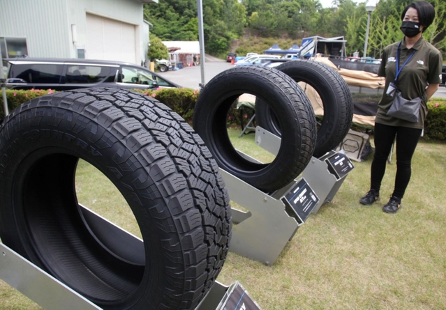 「オープンカントリー」ブランドの新商品「A/T3」(手前)=愛知県豊田市、アウトドア施設「さなげアドベンチャーフィールド」