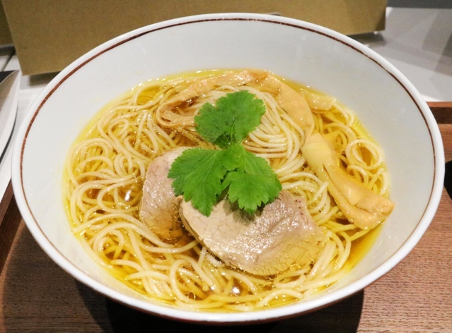 調理した「黄金の鶏油しょうゆらーめん」=神戸市中央区海岸通5、ケンミン食品