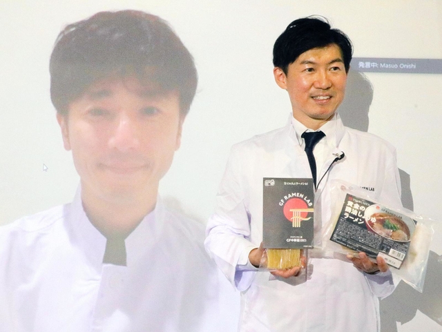 ケンミン食品の高村祐輝社長(右)とボストンからオンラインで質問に応じる大西益央さん=神戸市中央区海岸通5、同社