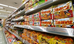手頃な値段で親しまれた即席麺が、そろって値上げに=神戸市内のスーパー(撮影・秋山亮太)