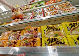 手頃な値段で親しまれた即席麺が、そろって値上げに=神戸市内のスーパー(撮影・秋山亮太)