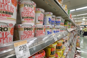 手頃な値段で親しまれた即席麺が、そろって値上げに=神戸市内のスーパー(撮影・秋山亮太)